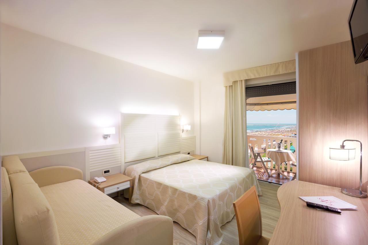 Camera Tripla Superior con Vista Mare